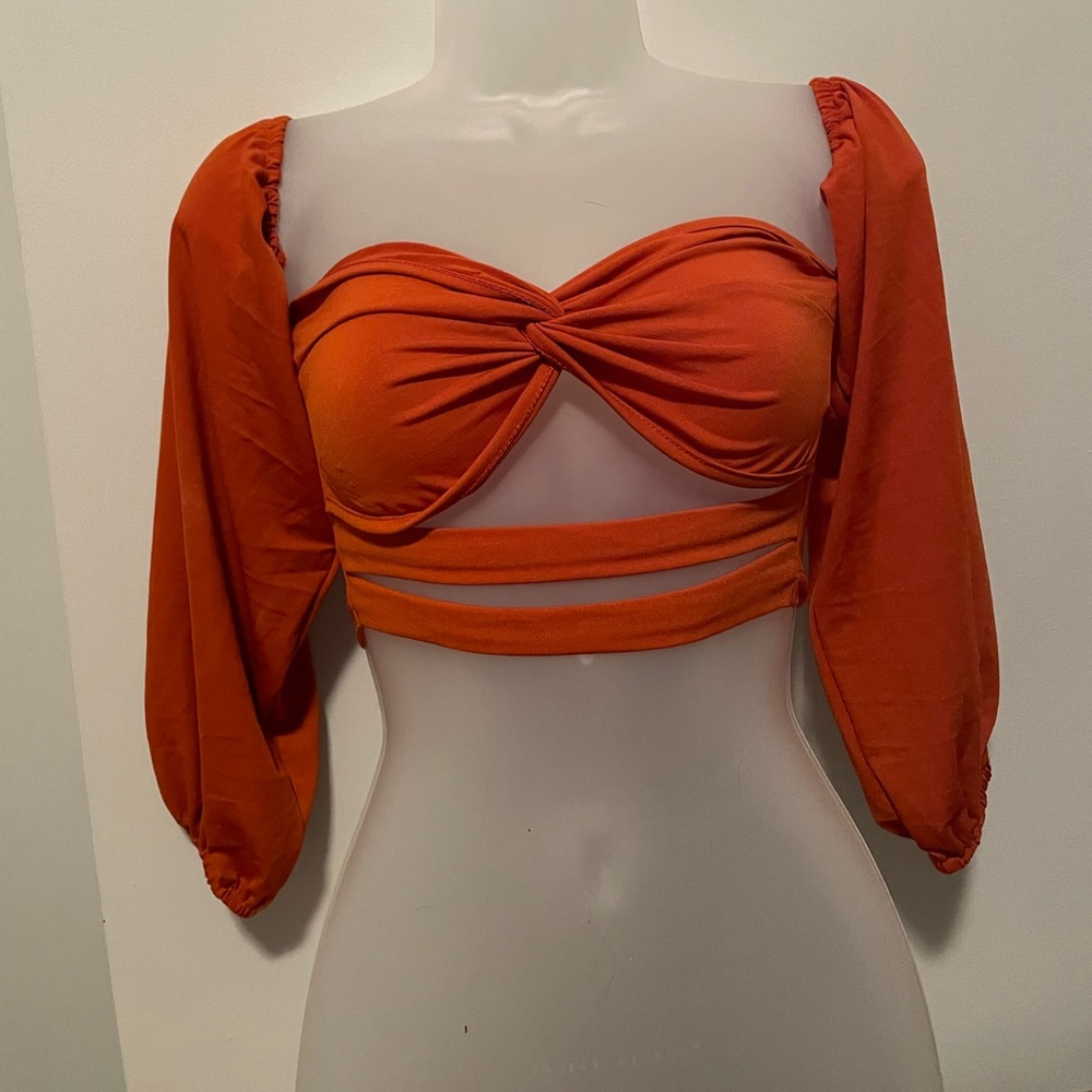 Off shoulder twist front cut out crop top